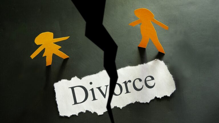 Divorce Pictures Using Two Paper Dolls